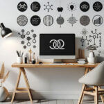 シンプルな木製デスクにデスクライトや鉛筆立て、観葉植物とモニターが配置され、背景の白い壁にテクノロジーやアイデアを象徴する様々なアイコンが並ぶモダンなワークスペースの風景