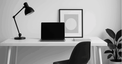 北欧風のミニマルなワークスペース。白いデスクに黒いノートパソコン、モダンなデスクライト、抽象画のアートが配置され、整然とした雰囲気が漂う。